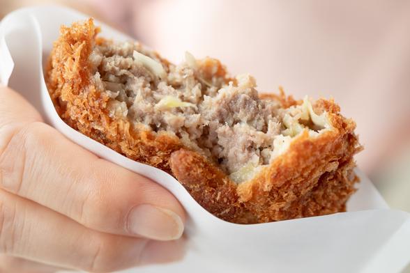 赤身肉と脂身が絶妙のバランスの「牛メンチ」
