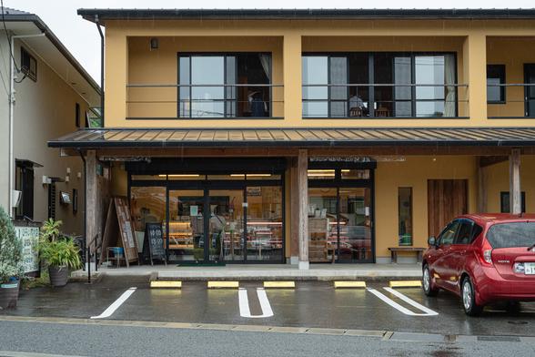 お肉屋さんとは思えないモダンな店構え