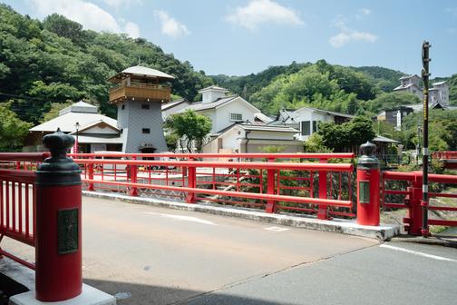 温泉街に入ってはじめに出合う朱塗りの橋です