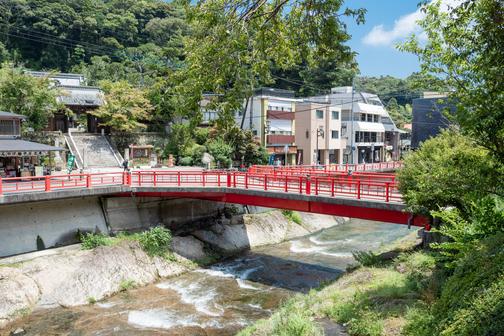 修禅寺の石段のすぐ下、修善寺温泉街の中心部にあります
