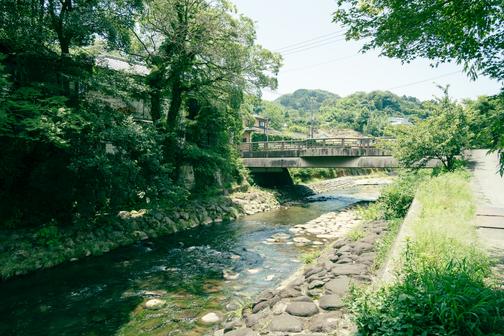 5つの橋の中では最上流にあります。山を借景に橋を眺めるのも素敵です