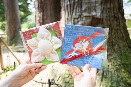 女性は白い「玉依り（たまより）の花」を、男性は「丹塗り（にぬり）の矢」を社務所で購入して、願い事を書いてください