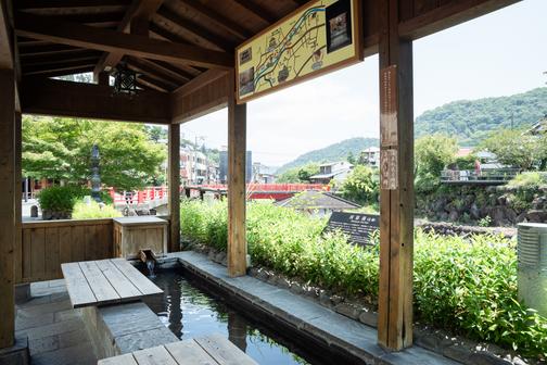 無料の足湯で、散策で疲れた足をほぐして