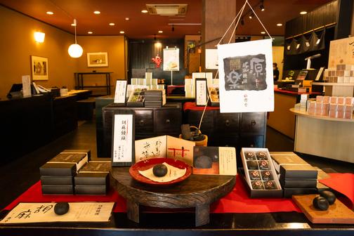 和の趣が落ち着く店内