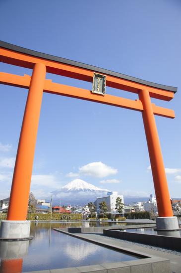 大きな鳥居と富士山。迫力があります。