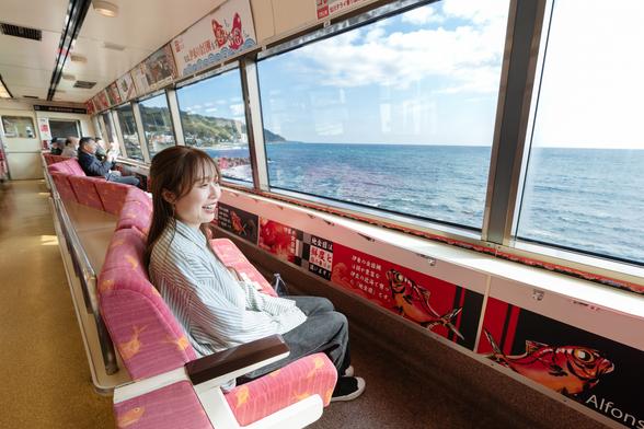 キンメ電車は海側に向いた座席と大きな窓で、雄大な海の景色をたっぷり楽しめます