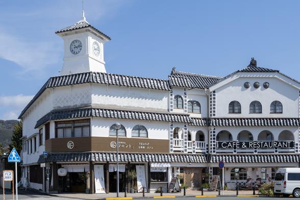 名前の通り、時計台が目印の下田時計台フロント