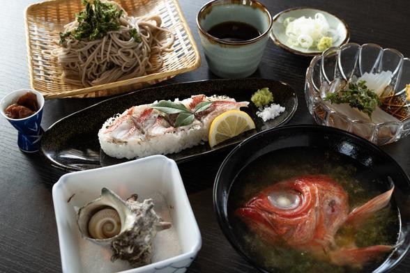 地金目鯛炙り寿司、蕎麦、金目鯛の味噌汁、さざえのつぼ焼き、ところてんと、ボリュームたっぷりの「伊豆急金目きっぷ定食」