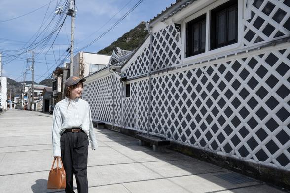 白と黒のコントラストが懐かしさもありモダンな印象のなまこ壁