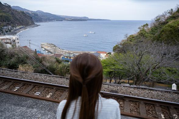 北川の港や海岸線を眼下に望む伊豆北川駅のホーム