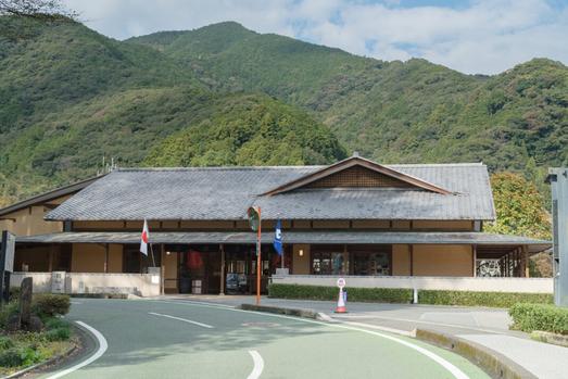 山あいの静かな環境に囲まれる「駿府の工房 匠宿」