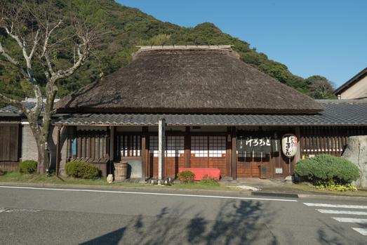宇津ノ谷峠に続く山並みを背にした茅葺き屋根の「元祖 丁子屋」は、歌川広重の浮世絵から抜け出してきたかのような佇まい