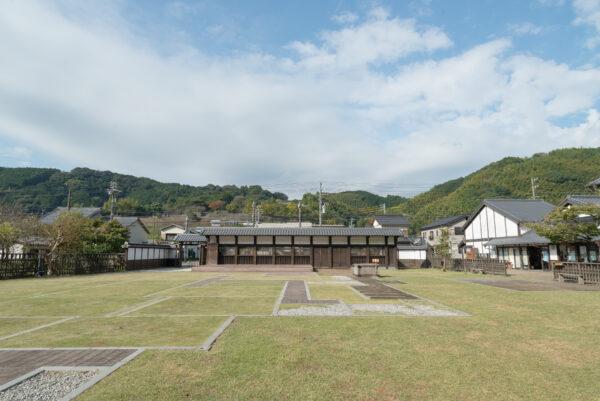 広場には、当時の建物の間取りを平面表示しています