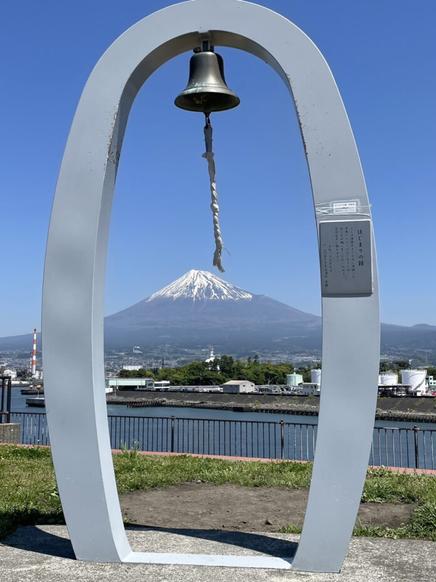 「はじまりの鐘」越しに望む富士山