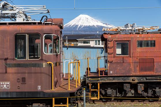 渋カワイイ電車の間の富士山