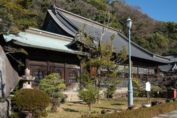 庭から眺める大方丈。中は130畳もの広さがあり、慶喜を除く徳川歴代将軍の位牌が安置されています