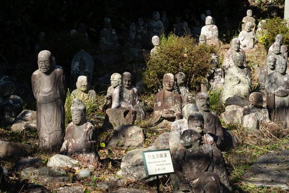 江戸時代中期、仏教の興隆を祈って彫造された五百羅漢石像。亡き人の面影に似た石像を見つけたら、静かに拝むことで供養になると言われています