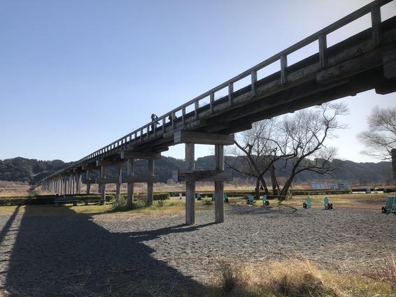 静岡県島田市にある蓬莱橋は、大井川下流域（県道34号島田吉田線　島田大橋の左岸道路の700ｍ程上流）にかかる木造の歩道橋です。