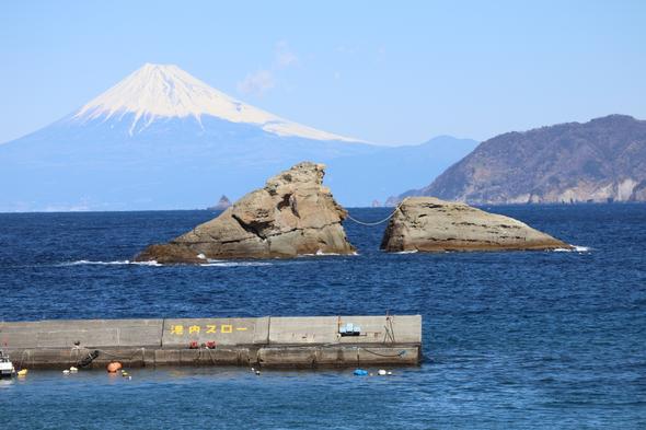 雲見海岸の見所、縄がかかっている2つの岩、牛着岩（うしつきいわ）