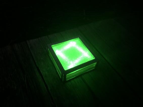 橋の欄干あたりにLEDライトが取り付けられている