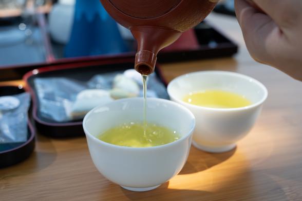 売店スタッフがお茶の淹れ方をレクチャー。お湯の入ったポットが提供されるので、その後は自分たちで自由にお茶を楽しめます