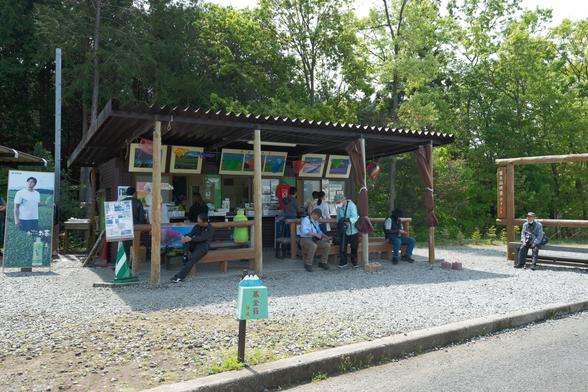 売店は駐車場から歩いて約1分
