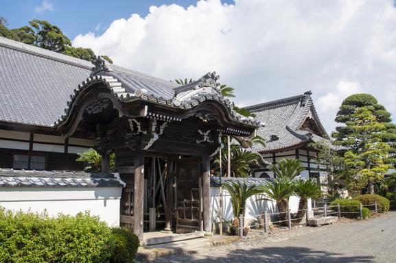 趣のある佇まいの古刹「能満寺」
