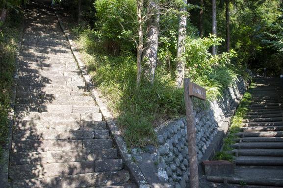 写真左が「男坂」、右が「女坂」