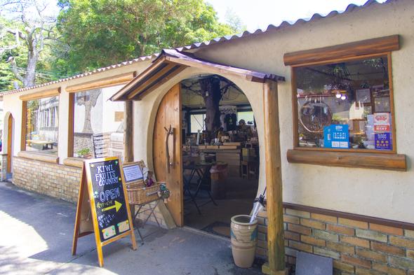 平野さんが納屋を改造して作った売店