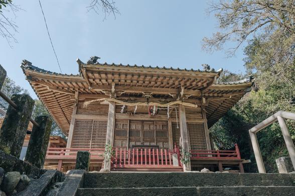 一段と高い場所に祀られた社殿。江戸幕府八代将軍吉宗の時に、現在の場所へ遷されました