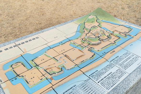 本丸跡に設置された模型。砂嘴は、天然の湊であり、堀にもなっていたようです