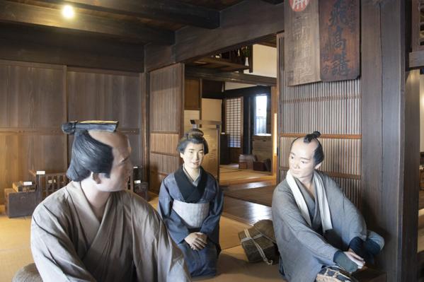 弥次さん喜多さん、女将さんがお出迎え