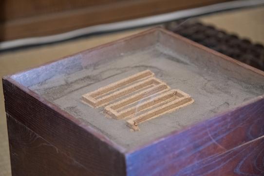 香時計のお香に点火した様子