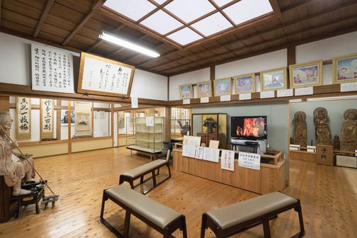 方広寺に所蔵されている、木喰上人の仏像など江戸時代の寺宝を展示。
