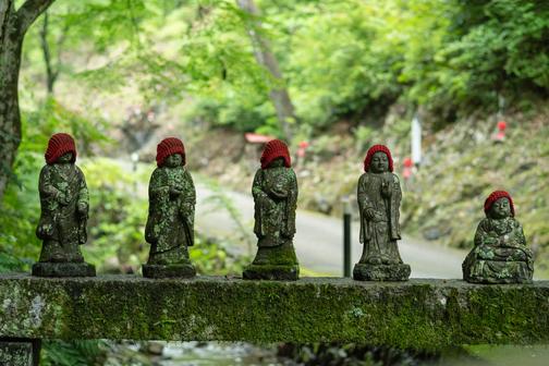 羅漢に見守られながら境内をめぐる