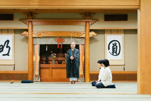 座禅に入る時は、「柝（たく）」と呼ばれる拍子木を打つ音が合図。この音が鳴ったら、再び柝の音がするまで動いてはいけません