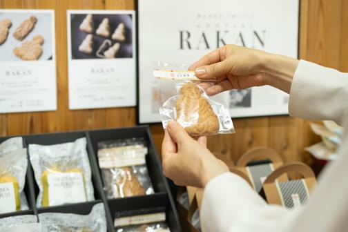 食べてしまうのがもったいなくなる、手のひらサイズの愛らしい羅漢像のサブレ