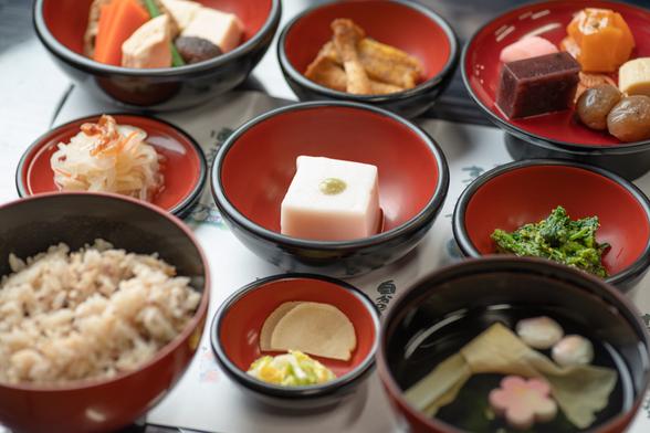 旬の食材が持つ彩りを大切にしている精進料理。写真は「竹上膳」2,500円