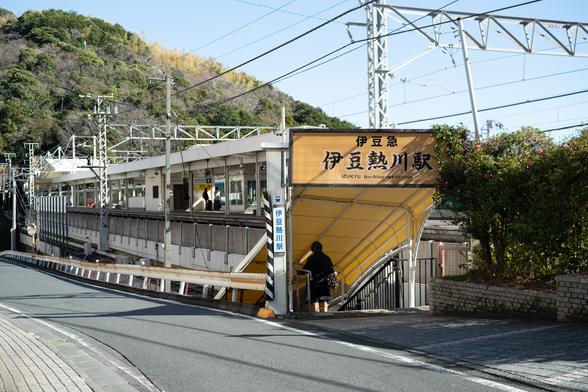 伊豆熱川駅を出たら、熱川バナナワニ園は目の前