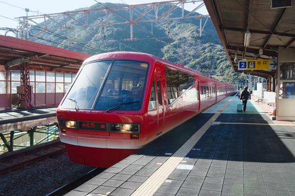 赤い車体が目を引くキンメ電車。中も外も、金目鯛がいっぱいです
