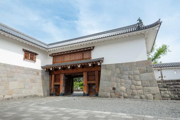 荘厳な趣の「東御門」は敵を追い込んで攻撃できる、強固な守りの枡形門