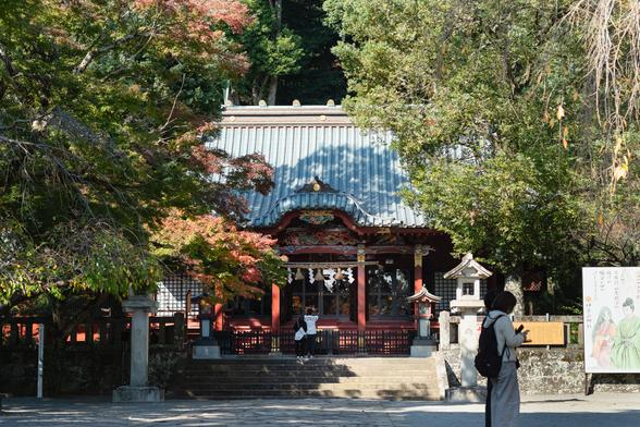 かつては武運を祈念した武将が、現代では開運や縁結びなどのご利益を求める人びとが多く参拝する境内