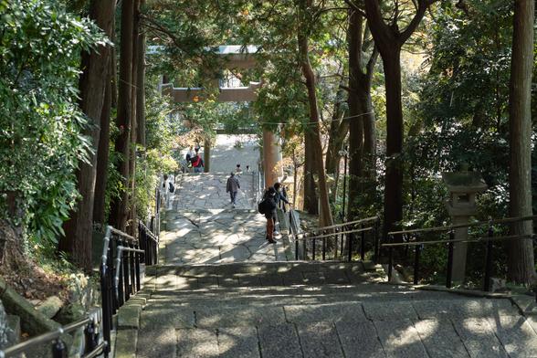 階段は全部で837段。かつてこの参道は、走り湯が湧く伊豆山浜から境内まで一直線に延びていました
