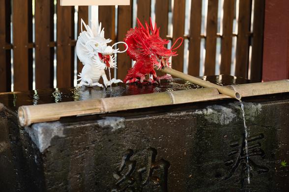 手水舎の赤白二龍。走り湯の守護神で、強運・天下取りの神さまでもあります