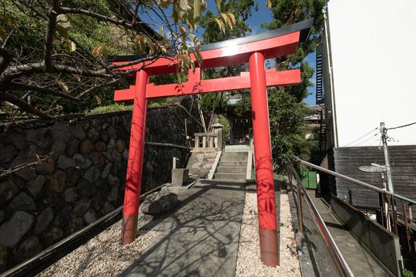 走り湯の源泉を守護する神社。走り湯の洞窟の上に建っています