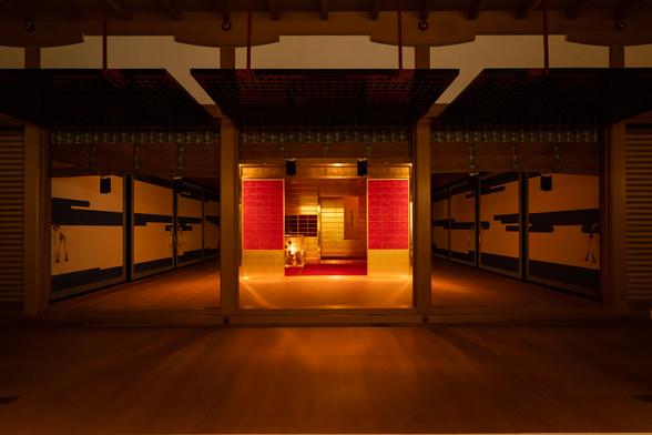 まばゆい光を放つ黄金の茶室。サイズや組み立ての仕様も、桃山時代の文献資料に基づいて再現しています