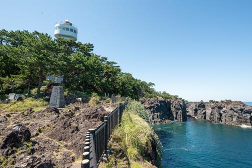 1960年に設置された門脇灯台は城ヶ崎海岸のシンボル