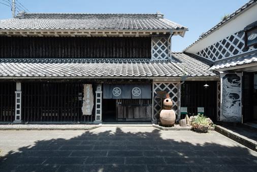 暖簾にもある家紋「たちばな」は屋内の柱や鴨居にもあるので探してみて