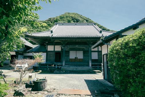 実はお寺の本堂入口にある石田半兵衛邦秀作の彫刻もすばらしい