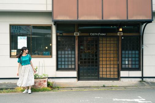 店内には昭和レトロな家電なども置かれたイートインスペースもある